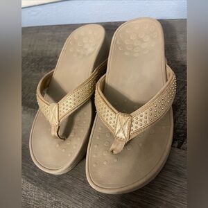 Vionic women's beige and gold platform flip-flops, size 7